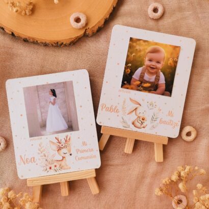 Recordatorio de madera personalizado con mini caballete para bautizo y comunión