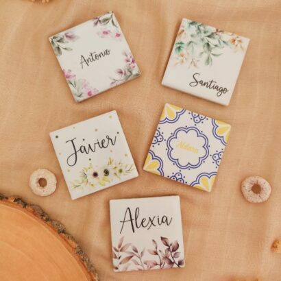Marcasitios de cerámica personalizados con nombres de invitados y diferentes diseños florales y de azulejo