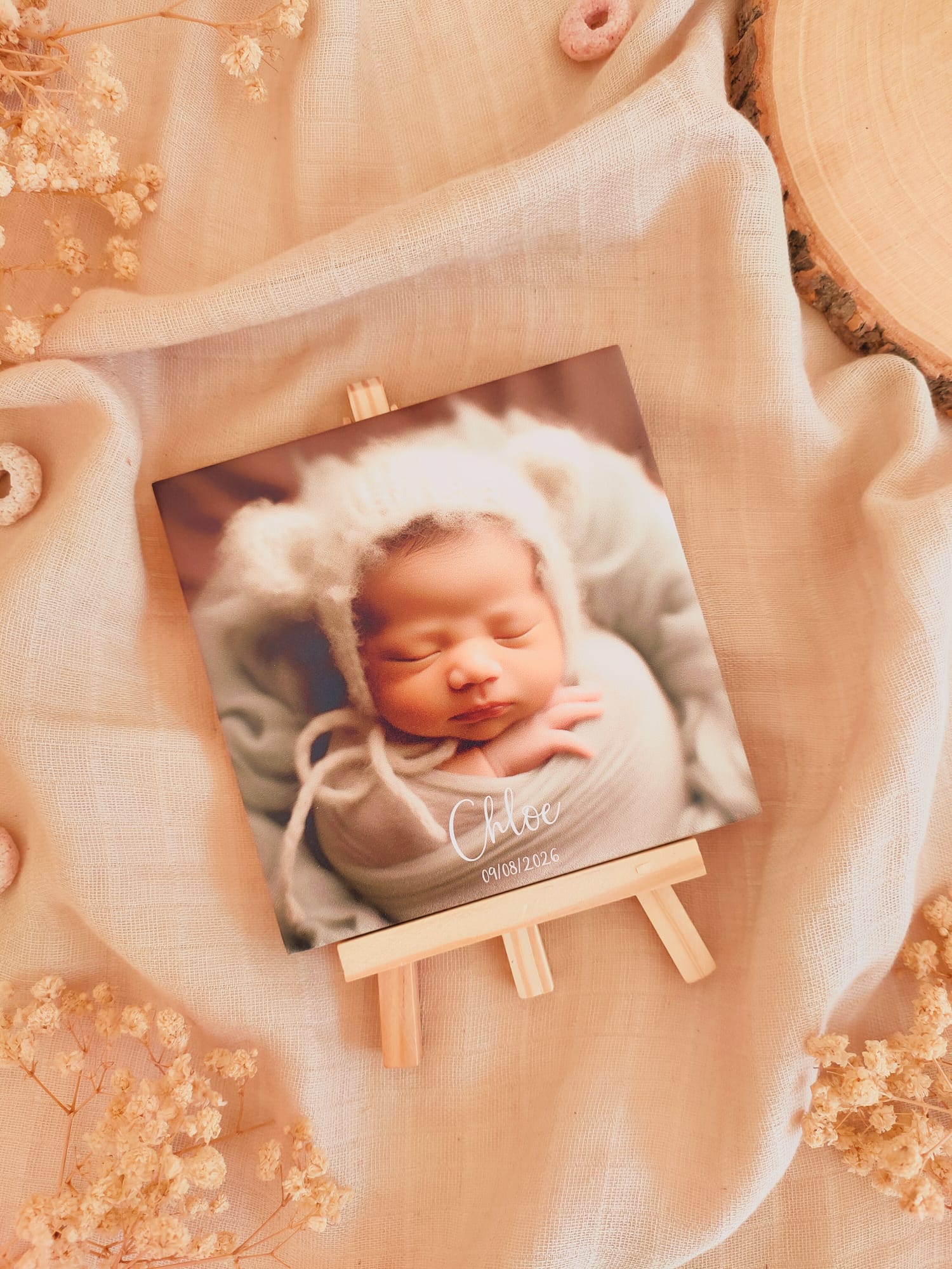 Azulejo cerámico brillante personalizado con foto de bebé y caballete de madera para decoración.