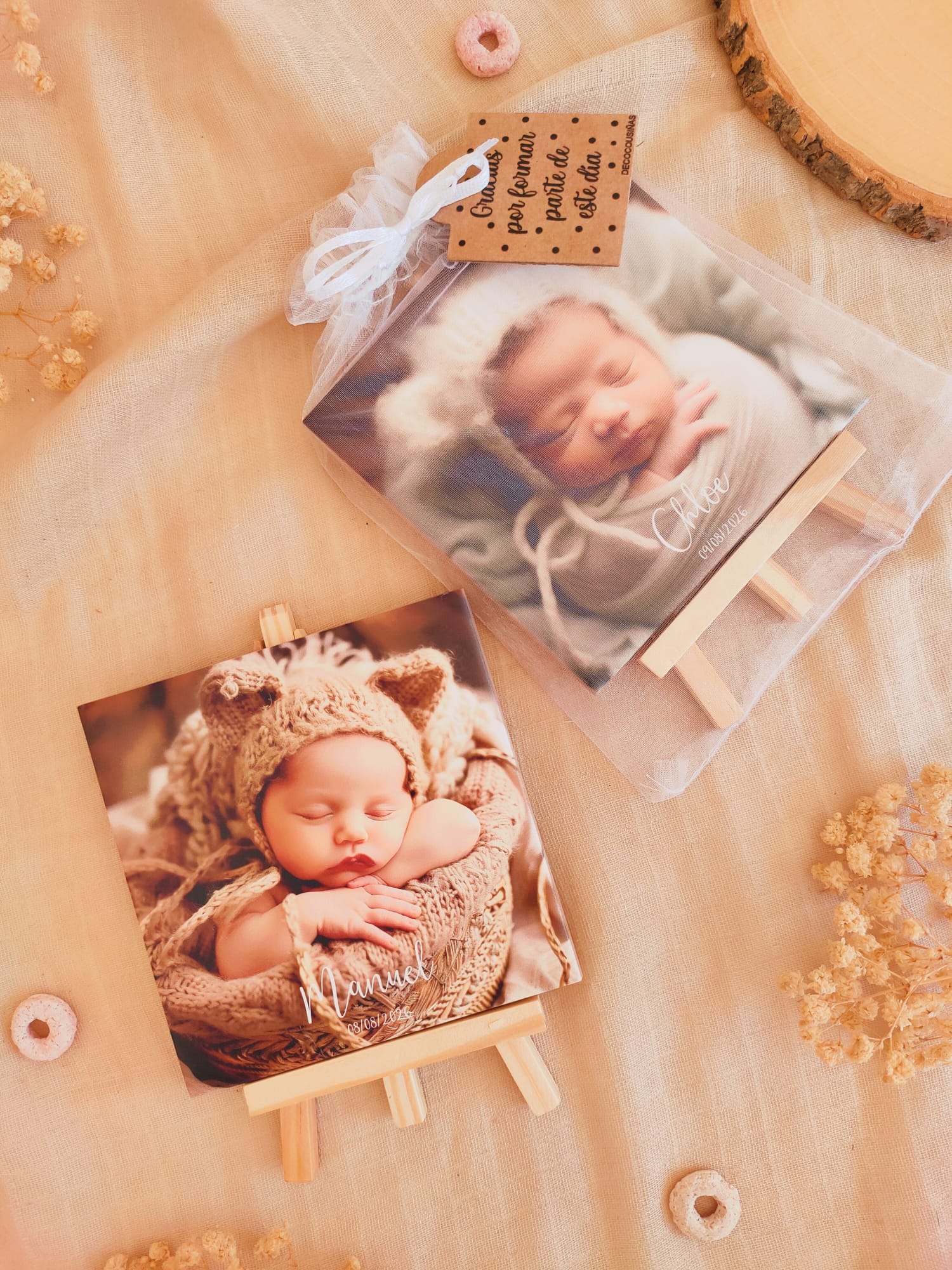 Azulejo fotográfico personalizado empaquetado en bolsa de organza blanca con etiqueta kraft para recuerdo de bautizo.